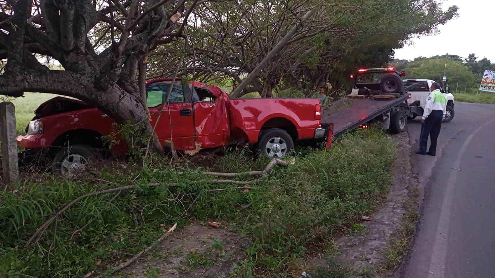 Conductor estrella su camioneta contra poste en carretera Oluta-Soledad de Doblado