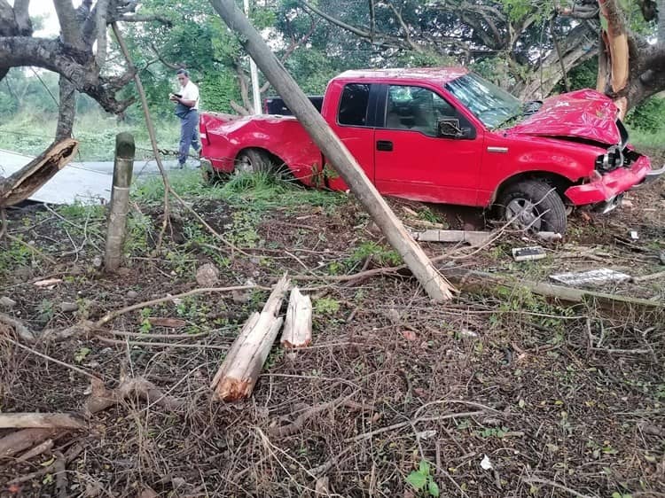 Conductor estrella su camioneta contra poste en carretera Oluta-Soledad de Doblado