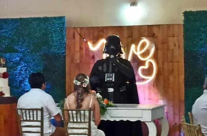 Pareja de campechanos unen sus vidas ante la fuerza de Darth Vader