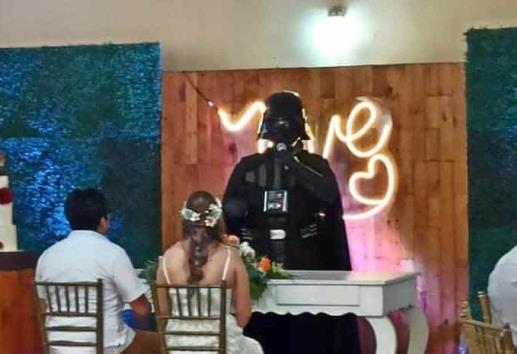 Pareja de campechanos unen sus vidas ante la fuerza de Darth Vader