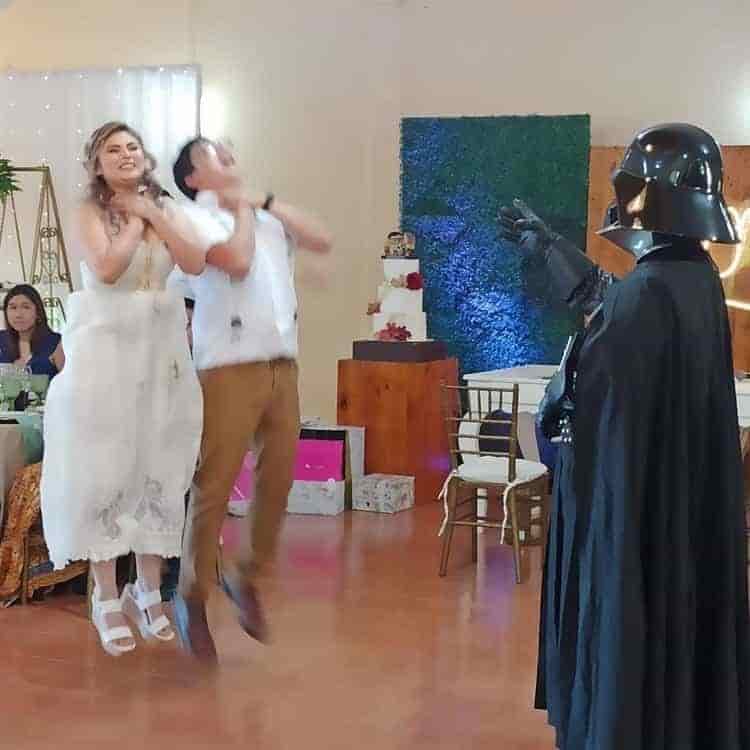 Pareja de campechanos unen sus vidas ante la fuerza de Darth Vader