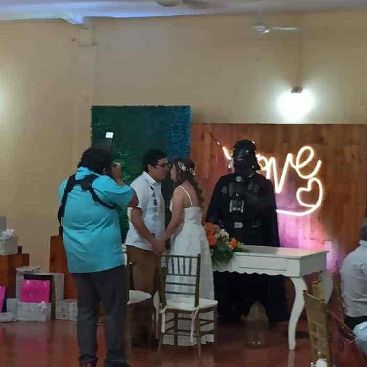 Pareja de campechanos unen sus vidas ante la fuerza de Darth Vader