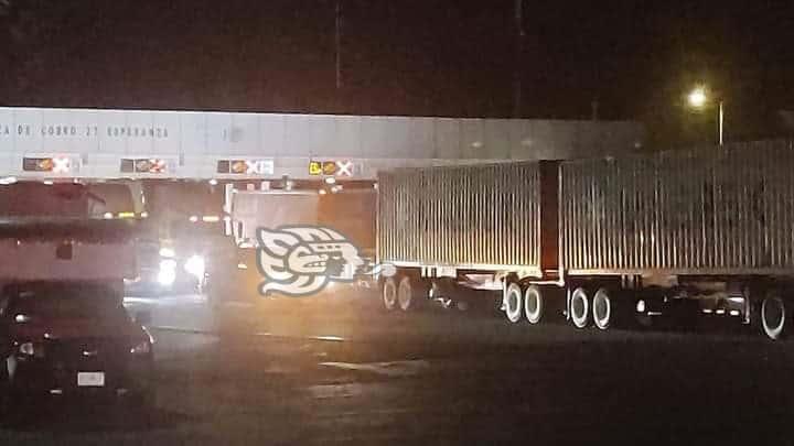 Tráiler se descuadra y causa caos vial en la Puebla-Orizaba