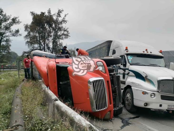 Fuerte movilización tras volcadura de tráiler en Huiloapan