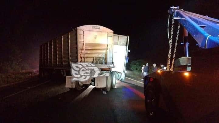 Tráiler se descuadra y causa caos vial en la Puebla-Orizaba