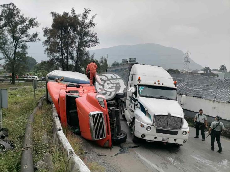 Fuerte movilización tras volcadura de tráiler en Huiloapan