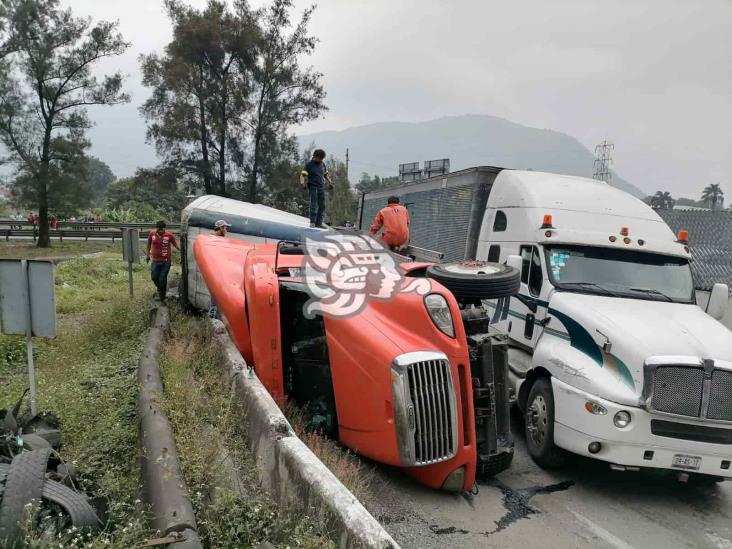 Fuerte movilización tras volcadura de tráiler en Huiloapan