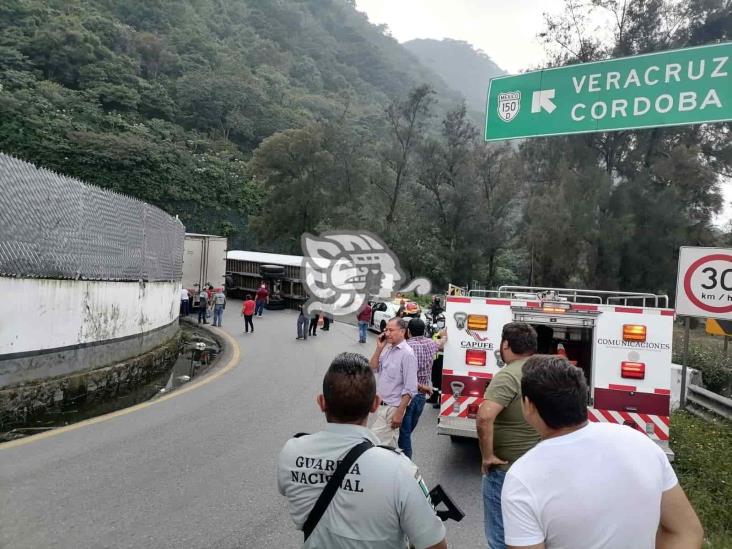 Fuerte movilización tras volcadura de tráiler en Huiloapan