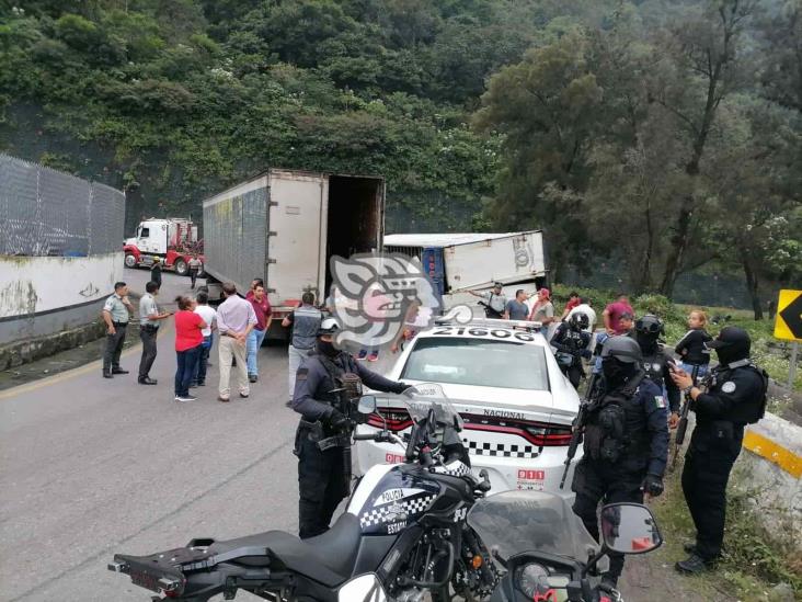 Fuerte movilización tras volcadura de tráiler en Huiloapan