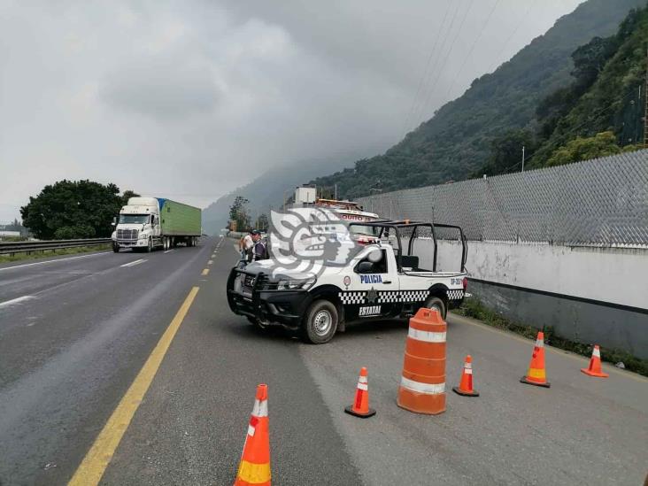 Fuerte movilización tras volcadura de tráiler en Huiloapan