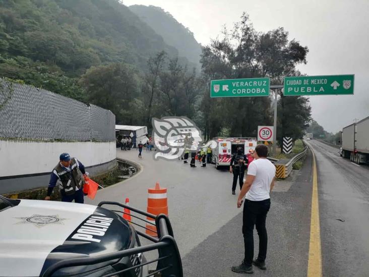 Fuerte movilización tras volcadura de tráiler en Huiloapan