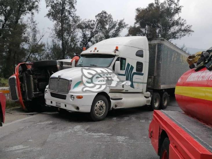 Fuerte movilización tras volcadura de tráiler en Huiloapan