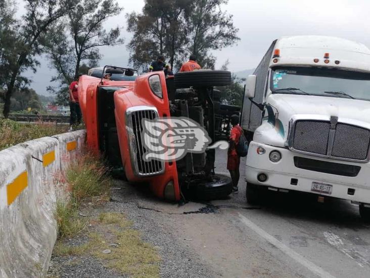 Fuerte movilización tras volcadura de tráiler en Huiloapan