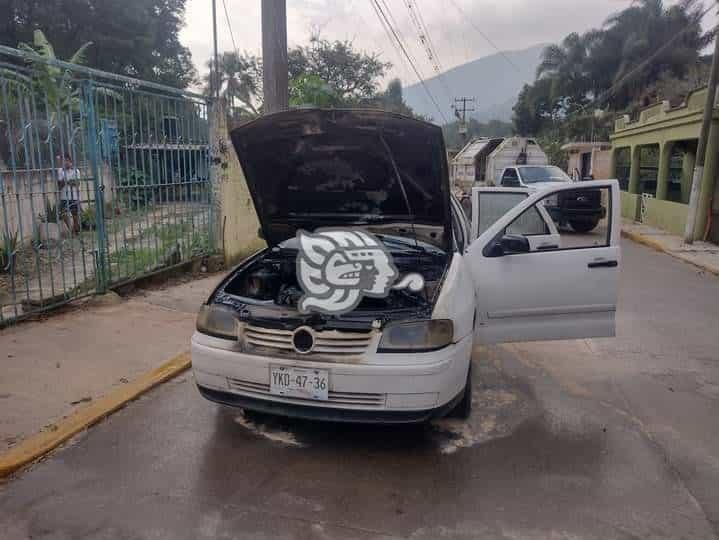 Se incendia auto en calles de Huiloapan; no hubo lesionados