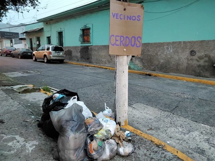 En Xalapa, habitantes exhiben a vecinos que dejan basura en banquetas