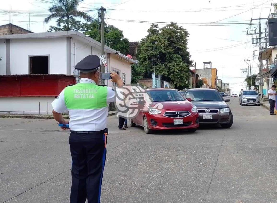 Automovilista corta circulación y choca, en Acayucan