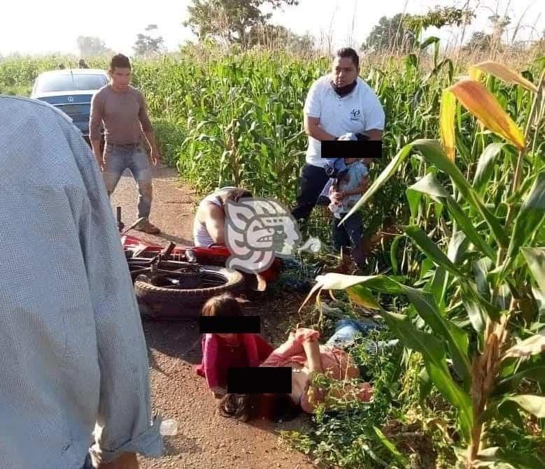 Madre e hijo continúan delicados tras choque en Soteapan