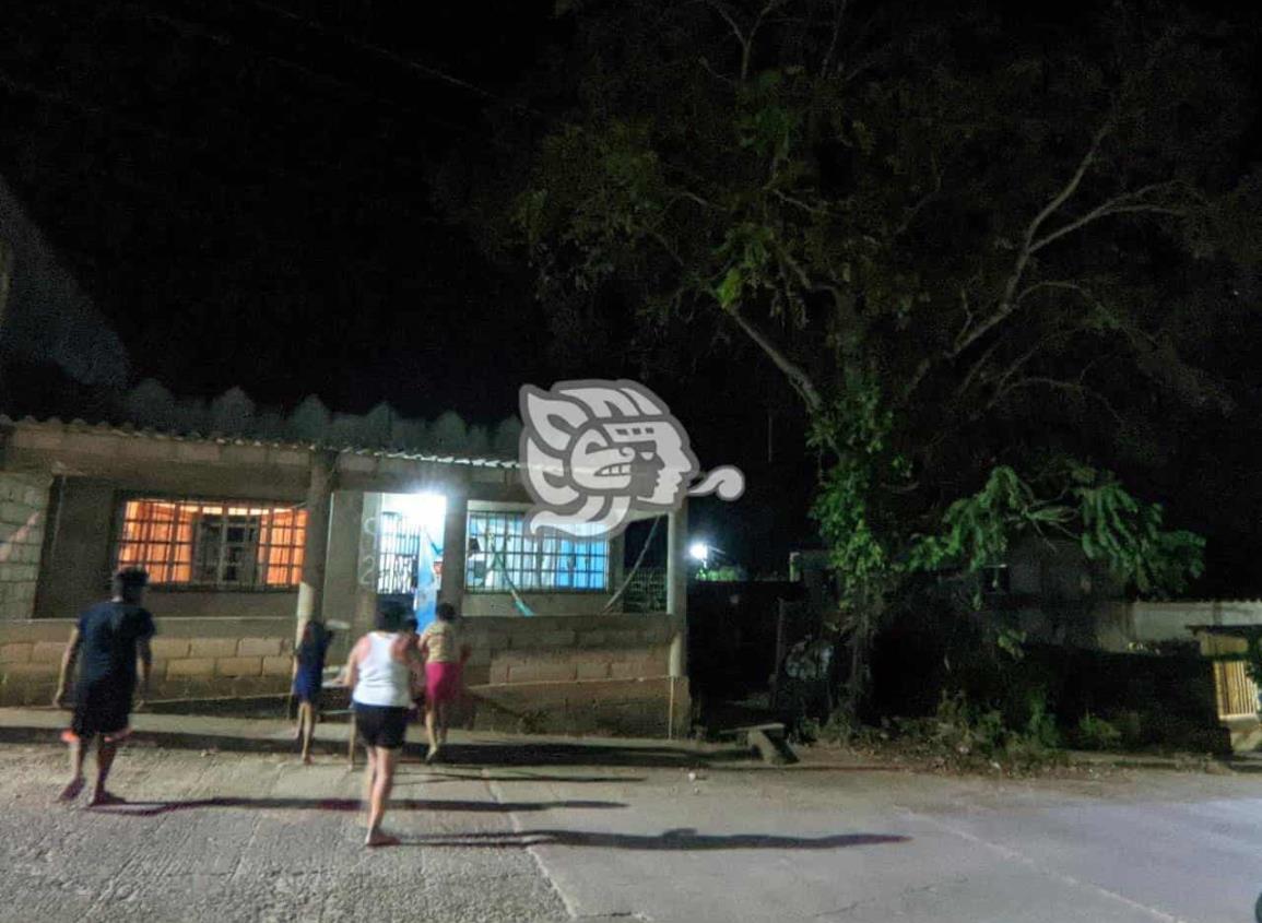 En plena huida se la cae su INE a un ladrón en Acayucan