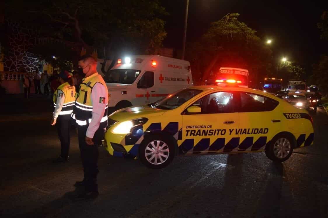 Motociclistas se impactan contra camioneta en la avenida Cuauhtémoc