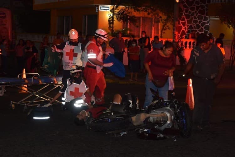 Motociclistas se impactan contra camioneta en la avenida Cuauhtémoc