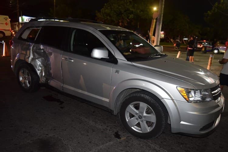 Motociclistas se impactan contra camioneta en la avenida Cuauhtémoc