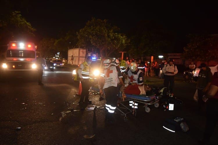 Motociclistas se impactan contra camioneta en la avenida Cuauhtémoc