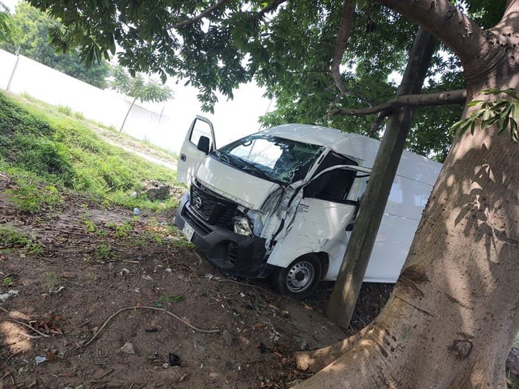 Conductor pierde el control y sale del camino en carretera Veracruz-Xalapa