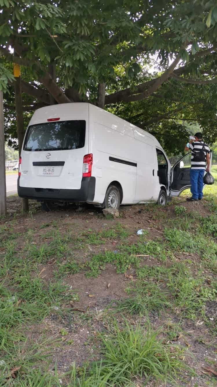 Conductor pierde el control y sale del camino en carretera Veracruz-Xalapa