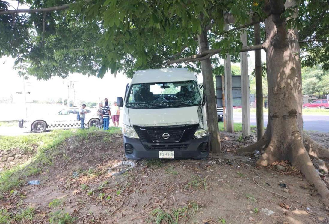 Conductor pierde el control y sale del camino en carretera Veracruz-Xalapa