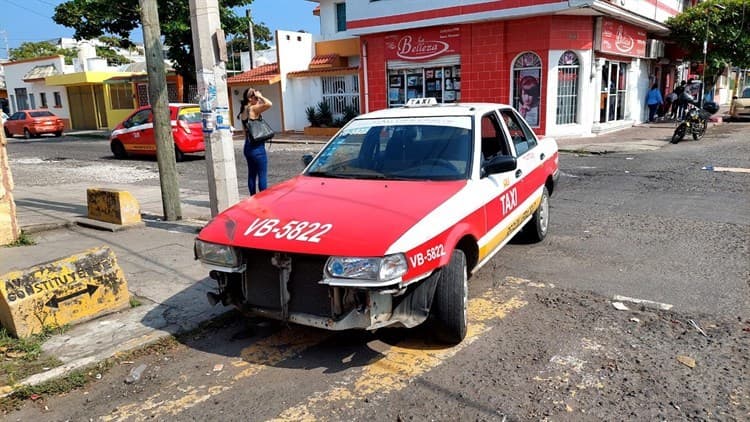 Repartidor es atropellado en su motocicleta por un taxi en colonia de Veracruz