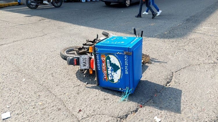 Repartidor es atropellado en su motocicleta por un taxi en colonia de Veracruz