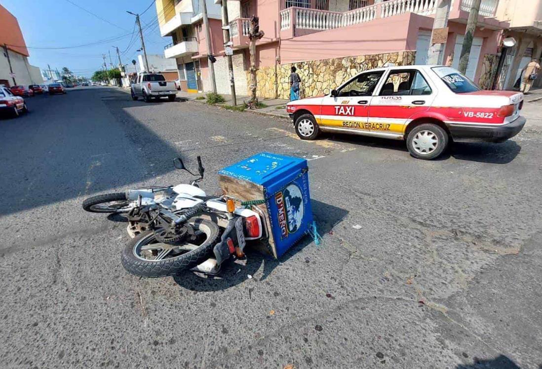 Repartidor es atropellado en su motocicleta por un taxi en colonia de Veracruz