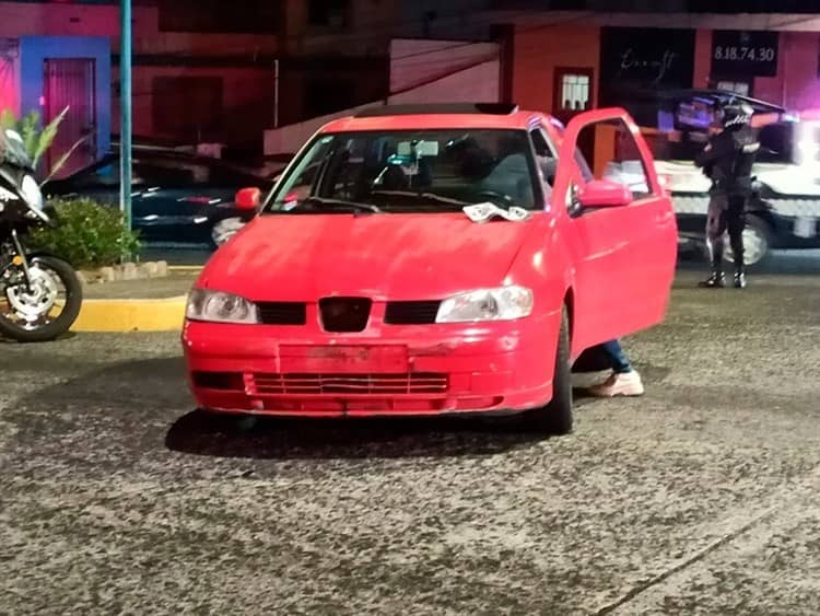 Auto embiste a moto patrullera de la SSP en avenida 20 de Noviembre, en Xalapa