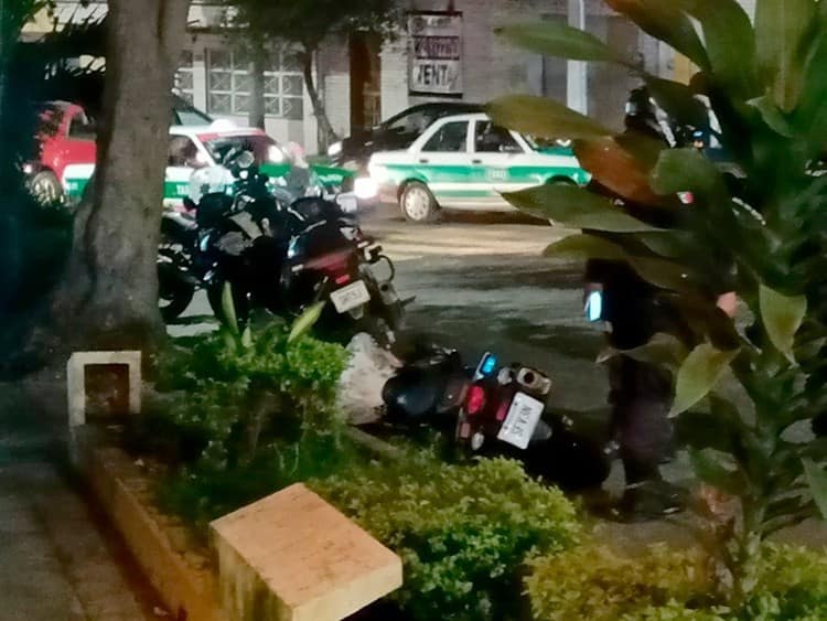 Auto embiste a moto patrullera de la SSP en avenida 20 de Noviembre, en Xalapa