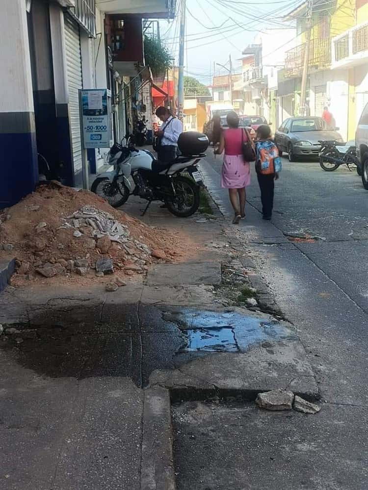 Cascajo y motocicletas obstruyen banquetas en Las Choapas