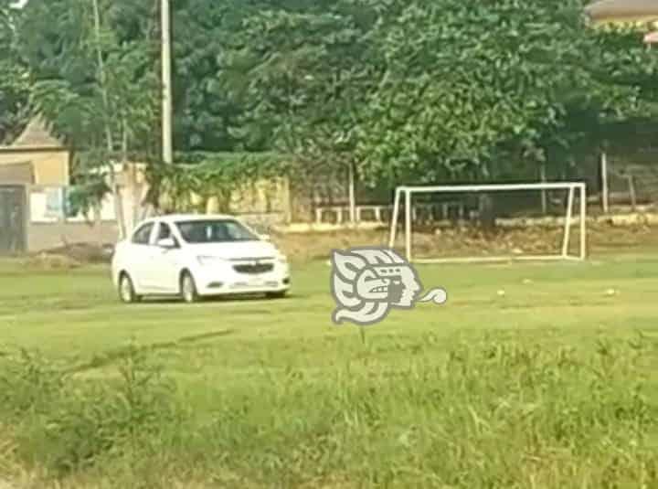 Automovilista daña campo deportivo, se quejan futbolistas