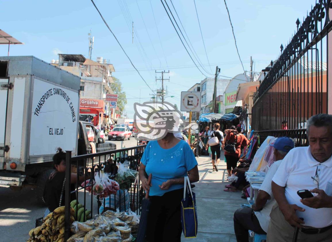 Cascajo y motocicletas obstruyen banquetas en Las Choapas