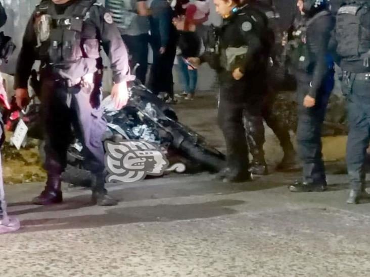 Auto embiste a moto patrullera de la SSP en avenida 20 de Noviembre, en Xalapa