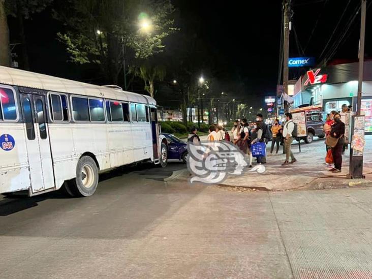 Autobús de Banderilla choca contra auto; se le atravesó