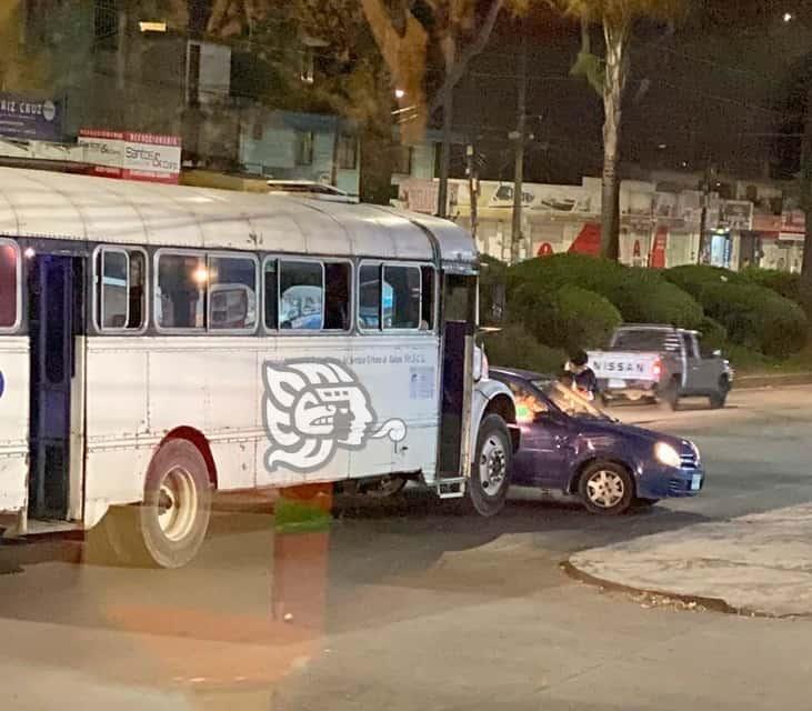 Autobús de Banderilla choca contra auto; se le atravesó