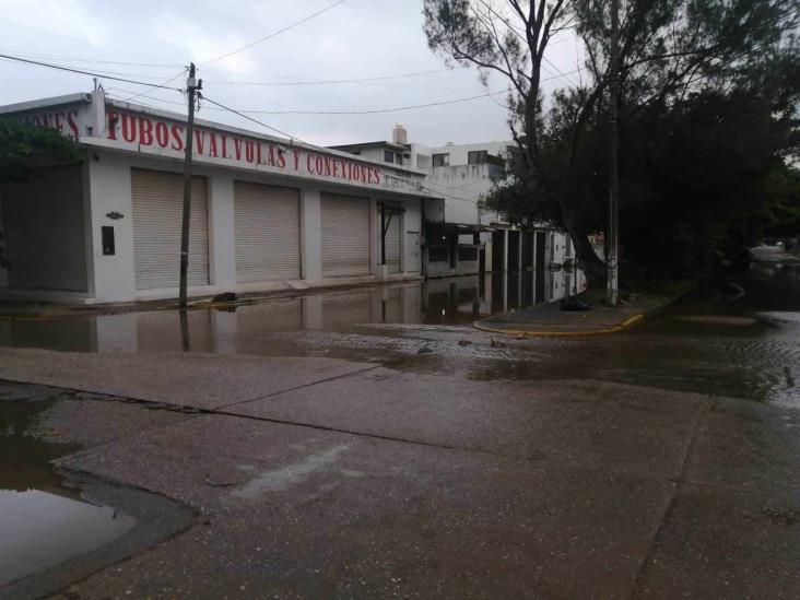 Por fuga de agua se inunda la calle Salvador Díaz Mirón en el Centro