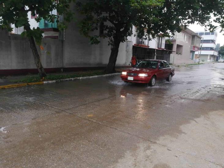 Por fuga de agua se inunda la calle Salvador Díaz Mirón en el Centro