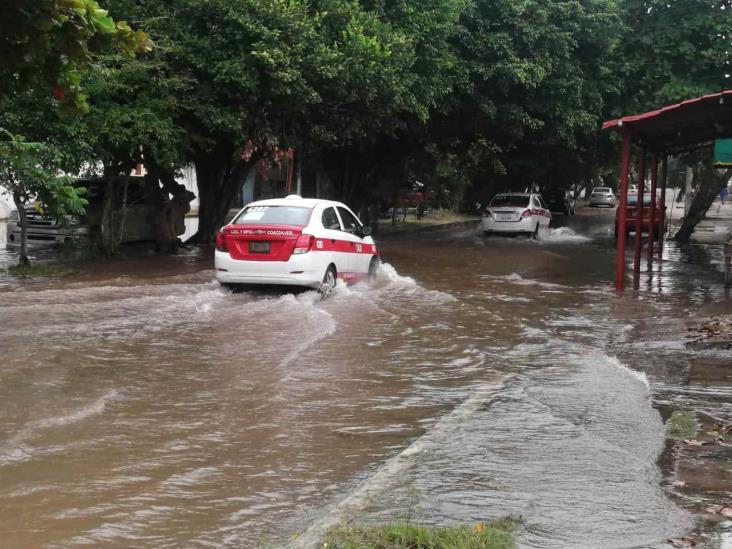 Por fuga de agua se inunda la calle Salvador Díaz Mirón en el Centro