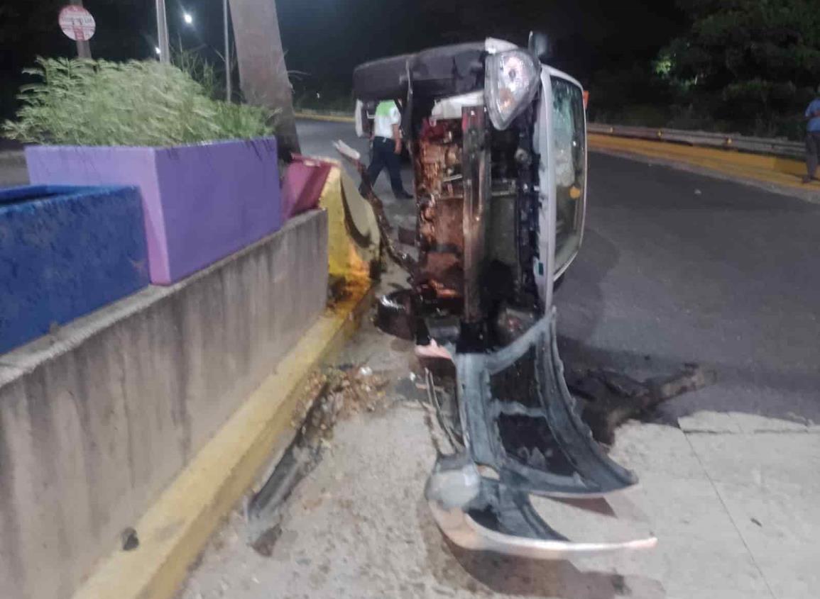 Auto choca contra muro y vuelca en el puente Caracol