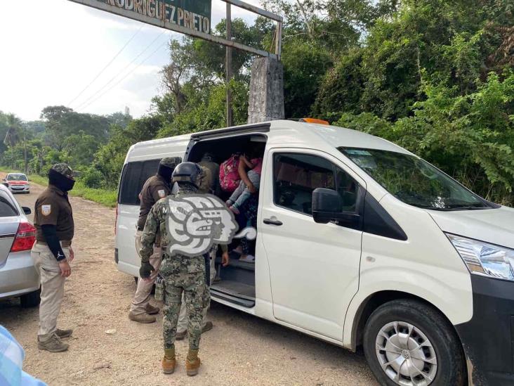 Asegura INM a migrantes venezolanos en Acayucan