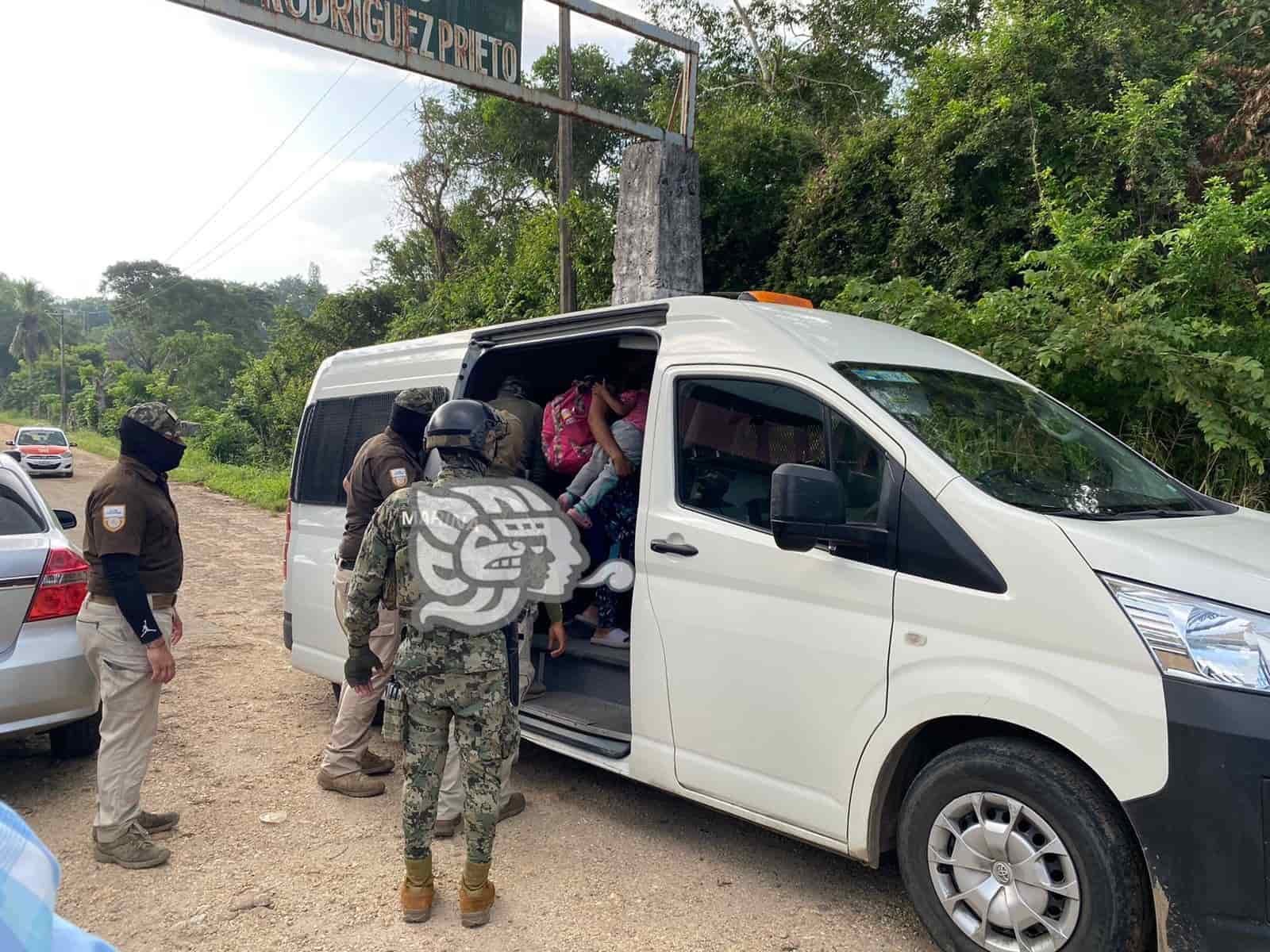 Asegura INM a venezolanos a su paso por Acayucan