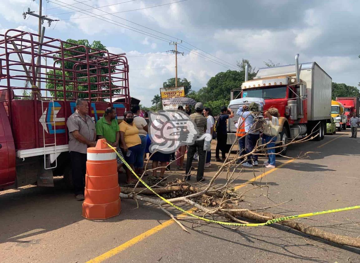 Toman estudiantes carretera en demanda de topes(+Video)