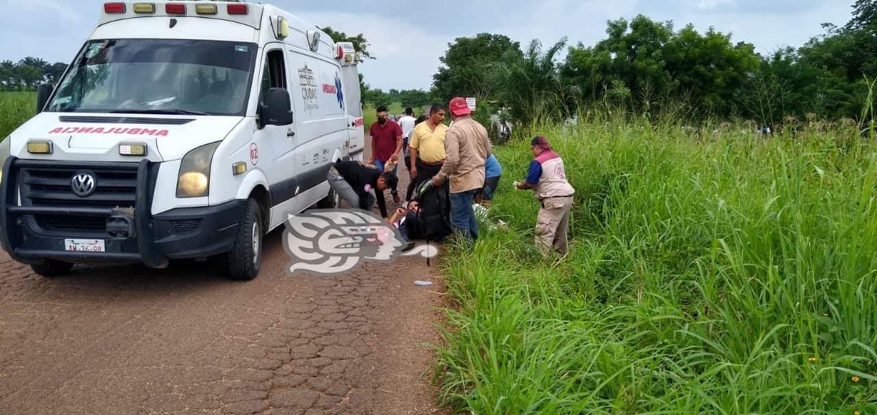 Estudiantes del CBTis pierden dientes tras derrapar, en Acayucan