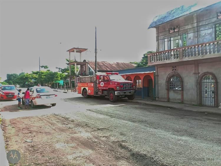 Rescatan canino que cayó a pozo artesiano, en Acayucan