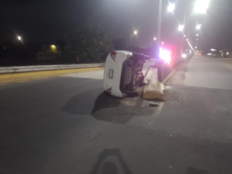 Auto choca contra muro y vuelca en el puente Caracol